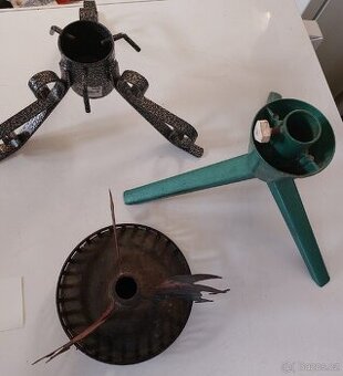 Stojánky na vánoční stromečky.