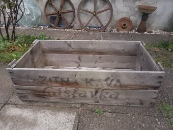 stará dřevěná bedna - nápis: ŽITNÁ KÁVA ČÁSLAVKA