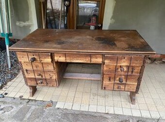 Masivní psací stůl