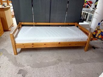 Prodám hezkou postel z masivu 90 x 200 cm