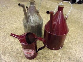 Staré kanystry na olej, benzín