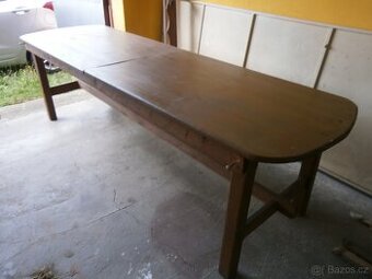 dřevěný stůl