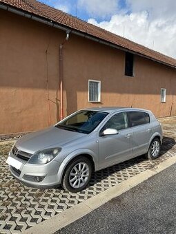 Opel Astra H Cosmo 1.8 benzín klima xenony výhřev servis