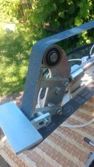 Pásová bruska na noze