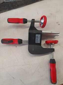 Svěrka na dveřní zárubně