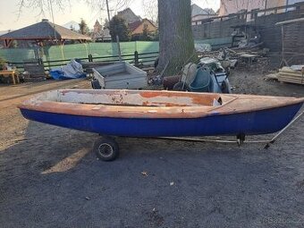 Malá plachetnice a vozejk