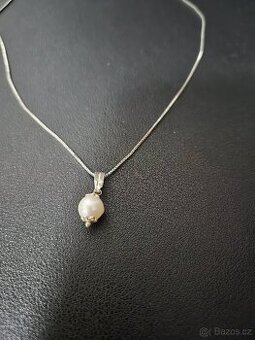 Perla na stříbrném řetízku