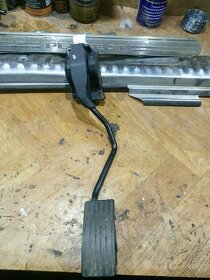 Peugeot 407 diesel plynový pedál