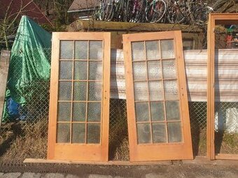 Dřevěné dveře s obložkou 2 ks