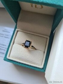 Zlatý prsten s onyxem a drobnými černými diamanty - Yes