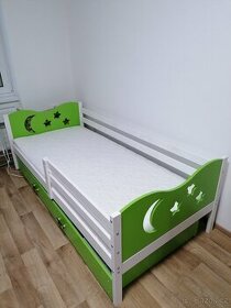 Dětská postel s motivem hvězd