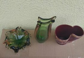 Popelník a cáza z hutního skla. Dvojitá váza bordó barvy.