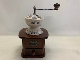 Porcelánový stolní mlýnek na kávu - cibulák č. 4