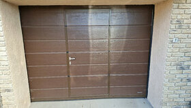 Zánovní sekční garážová vrata s dveřmi - 1