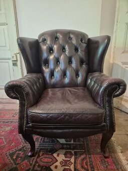 ČERVENO - HNĚDÉ KŘESLO KOŽENÉ KŘESLO VE STYLU CHESTERFIELD