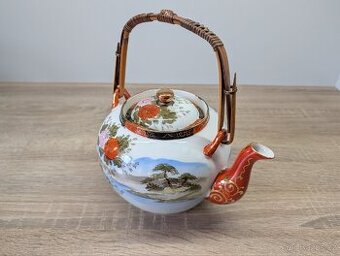 Porcelánová čajová konvice s orientálními motivy
