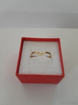 Zlatý prsten - špička s rytím