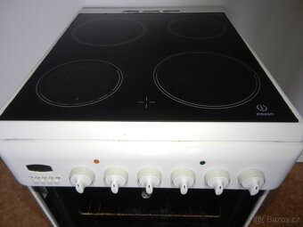 Sporák elk. INDESIT SCHOTT CERAN® za 13% ceny (Réservé)