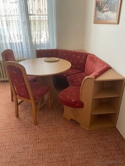 Jídelní stůl a rohová lavice