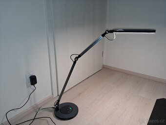 Stolní LED lampa s kloubovým ramenem