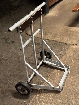 Pojízdný stojan na lodní motor