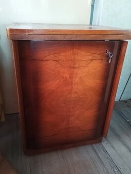 Šicí stroj Lada se skrinkou