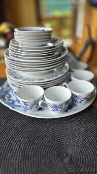 Prodej porcelánové sady talířů a hrnků. Celkem 29 ks.