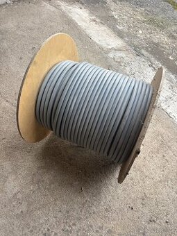 Kabel na dřevěné cívce