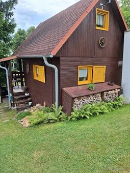 Prodej útulné chaty s bazénem, zahradou a pergolou