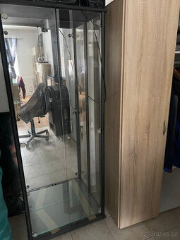PRODÁM PROSKLENOU SKŘÍŇ -VITRÍNA