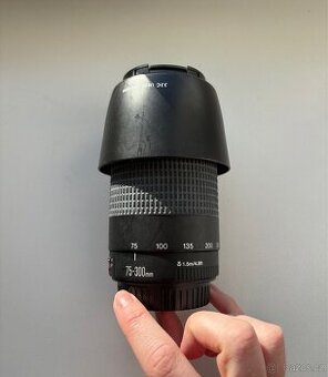 Objektiv Canon EF 75-300mm f/4-5.6 III USM + sluneční clona