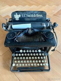 Starožitný psací stroj L.C.Smith & Bros. z USA
