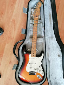 Fender Stratocaster a kufr Perfektní
