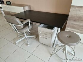 IKEA nabytek, PC stůl, kancelářská židle, kontejner, komody