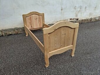 STAROŽITNÁ POSTEL PO CELKOVÉ RENOVACI