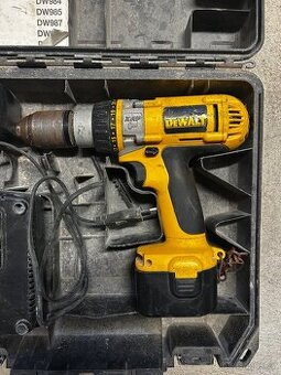 AKU vrtačka s příklepem DeWALT