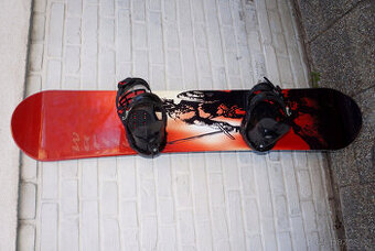 Skoro nový snowboard Warlik 150 cm, bezvadný stav.