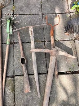 Starší zahradní a stavební nářadí