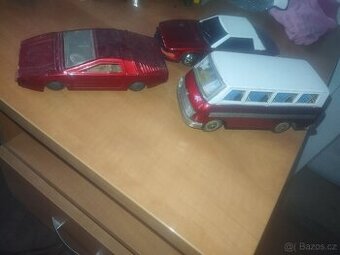 Staré hračky plechové auta