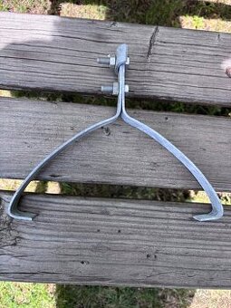 Držák hromosvodu na hřebenáč