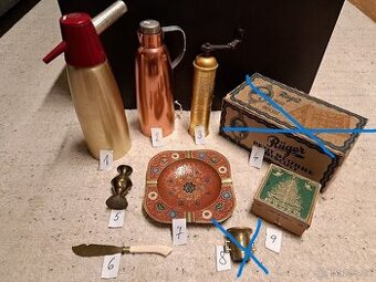 směs starožitných a retro věcí