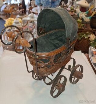 Starý kočárek pro panenky
