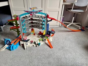 Hotwheels Ultimatni garáž se žralokem