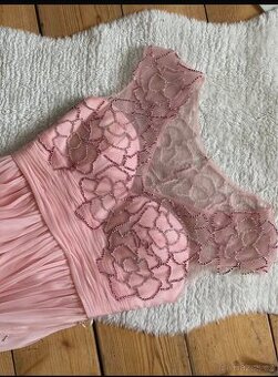 Kouzelné plastové šaty s drobnými kamínky