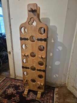 Masivní dubový stojan na víno – tvar lahve, výška 160 cm