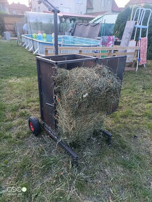 Ruční lis na seno a slámu na hranaté balíky.