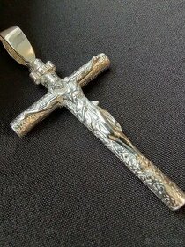 Kříž, stříbrný.
