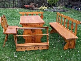 dřevěné sezení + stůl + police