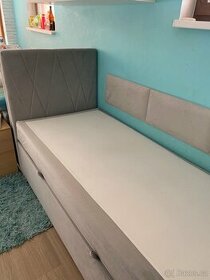 Hotelová postel s matrací a úložnými prostory