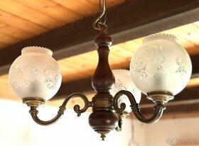 Klasický dřevěný lustr na tři žárovky